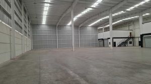 Interior de bodega con altura libre minima 11m sin columnas - A.R.C. Inmobiliaria