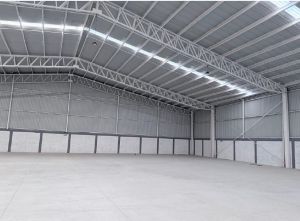 Interior de bodega con altura 6m perimetral y 9 65m al centro - A.R.C. Inmobiliaria