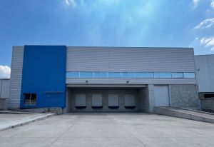 Andenes de carga y descarga equipados con rampas niveladoras - A.R.C. Inmobiliaria