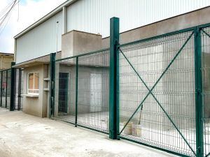 Acceso vehicular y modulo de vigilancia bodega 1650m2 tollocan - A.R.C. Inmobiliaria