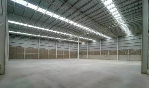 Interior de bodega 1650m2 con altura maxima de 12m y minima 9 10m - A.R.C. Inmobiliaria