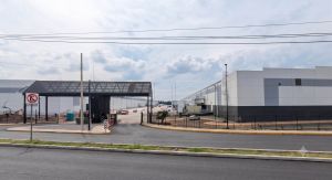 Acceso principal y caseta de vigilancia 24 7 parque industrial toluca - A.R.C. Inmobiliaria