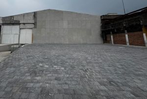 Fachada frontal y estacionamiento 8 cajones nave 1575m2 lerma - A.R.C. Inmobiliaria